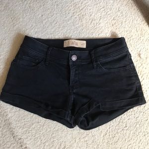Hollister low-rise black shorts